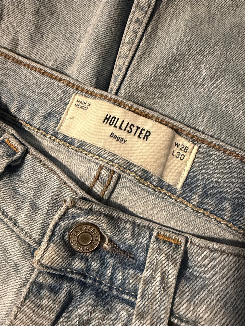 Hollister Mens Baggy Jeans in Light Wash